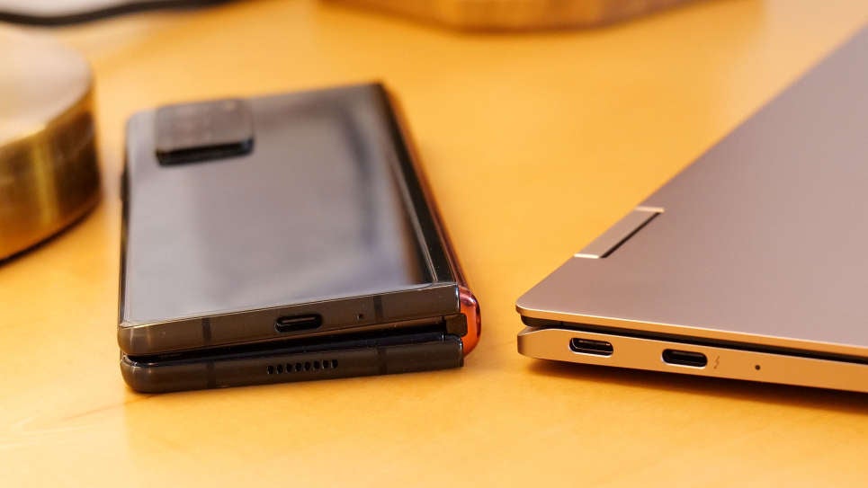 Cuando se coloca junto al nuevo Galaxy Book Pro de Samsung, mi Galaxy Z Fold 2 parece un monstruo súper grueso.