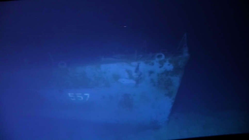 El casco con el número 557, identificando el barco como USS Johnston.