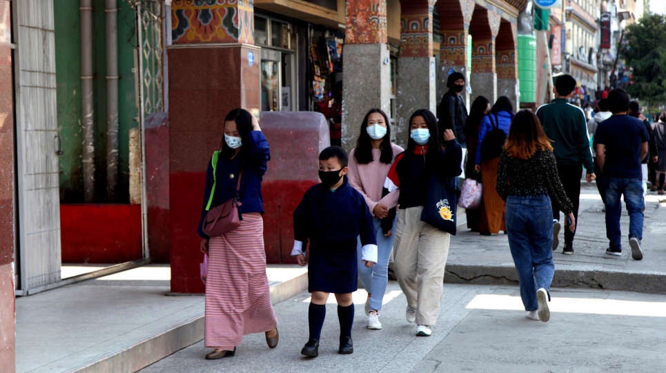 Gente caminando por una calle en Thimphu, Bután, el lunes 12 de abril de 2021