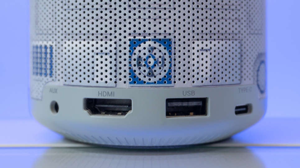 Se puede acceder a los archivos multimedia directamente a través de un puerto USB, mientras que las consolas y los dispositivos de streaming se pueden conectar fácilmente mediante un puerto HDMI.