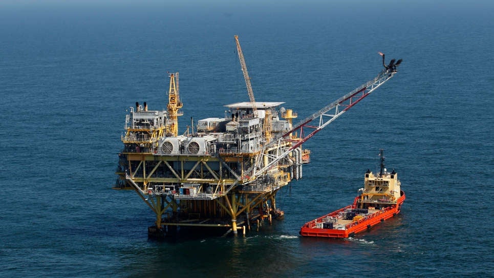 Una plataforma petrolífera junto a un buque de aprovisionamiento en el Golfo de México, frente a las costas de Lousiana.