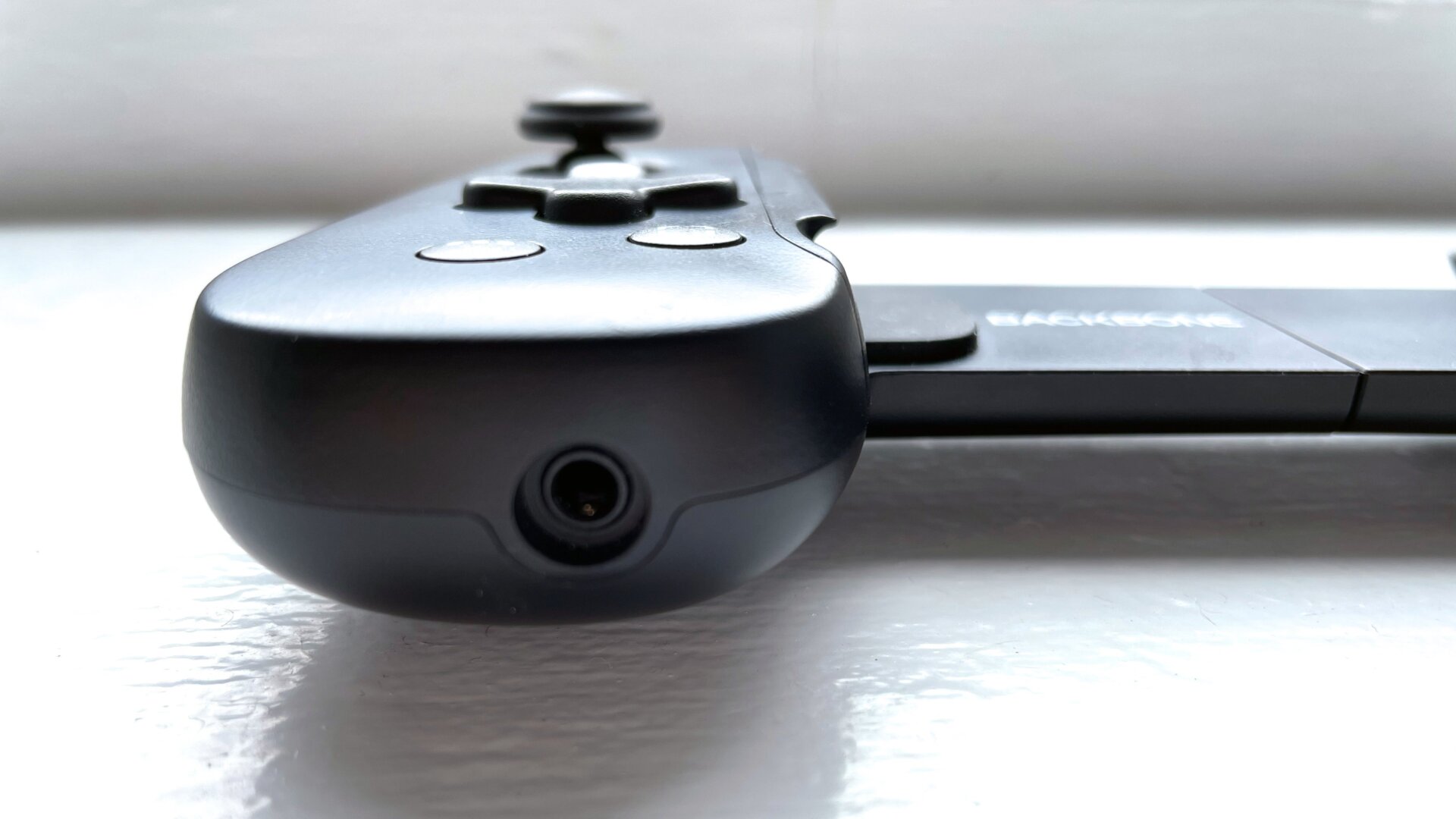 El hardware no tiene el mismo aire premium del iPhone, pero funciona a la perfección. 