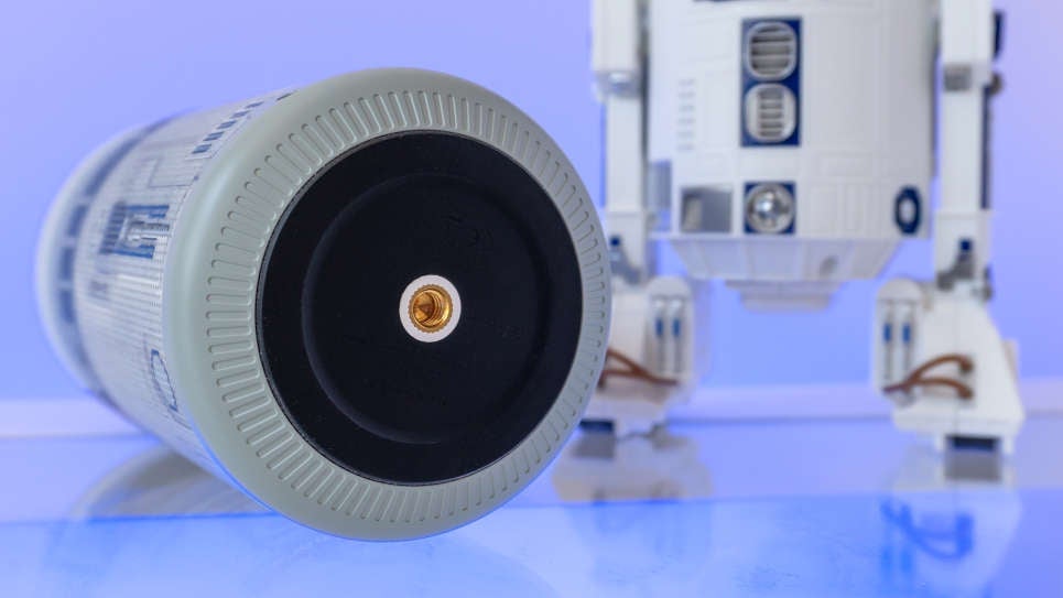 El diseño alto del proyector ocasionalmente lo hace un poco pesado en la parte superior, aunque un soporte para trípode en la parte inferior proporciona un lugar seguro para montarlo fácilmente.