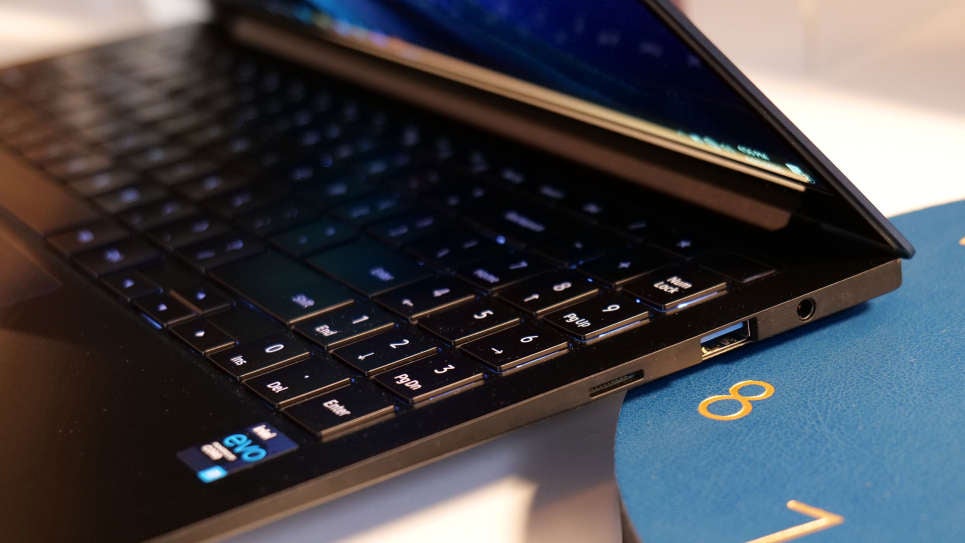Una pequeña ventaja del Galaxy Book Pro de 15 pulgadas es que cambia un puerto USB-C por un puerto USB-A, siendo el único modelo que cuenta con un puerto HDMI de tamaño completo.