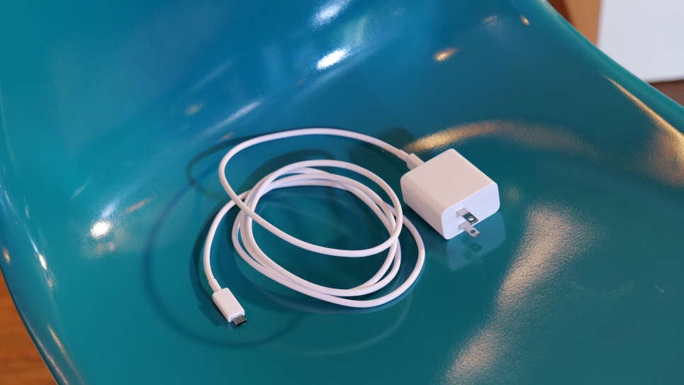 Otro buen detalle es que el Galaxy Book Pro y el Pro 360 se cargan a través de un adaptador de carga USB-C relativamente pequeño de 65 vatios, que también se puede usar para recargar otros dispositivos USB-C.