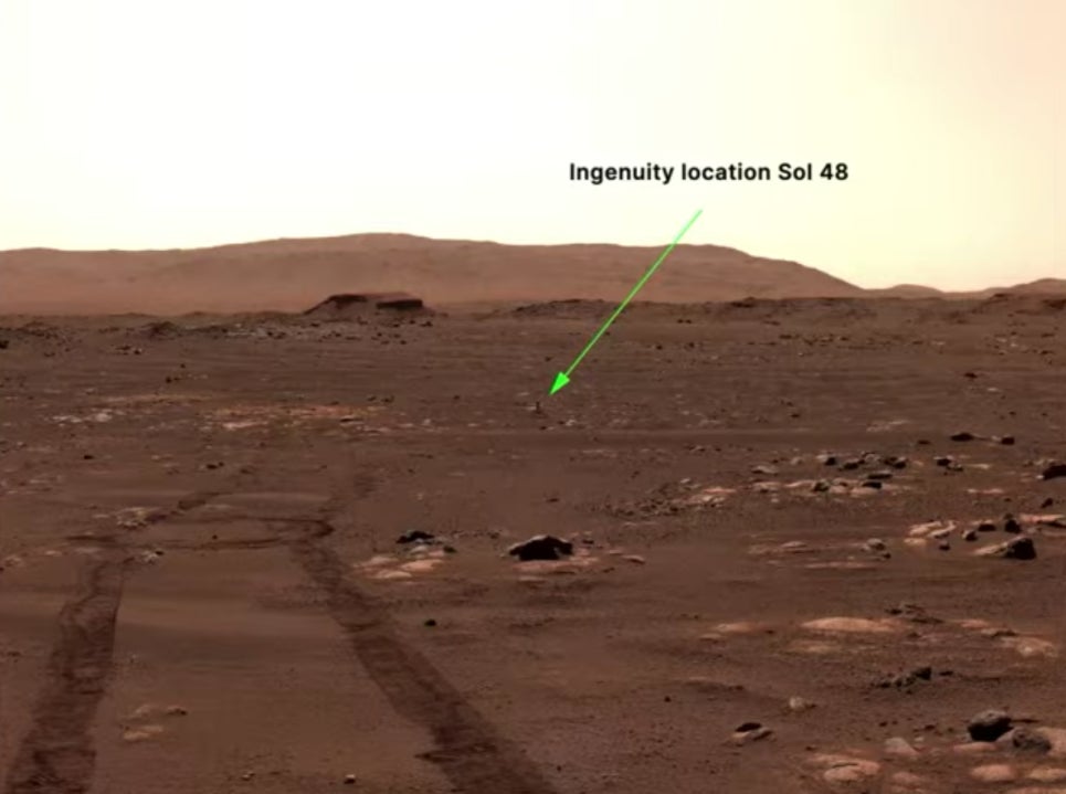 Ingenuity, todo por su soledad, de pie en su “aeródromo”.