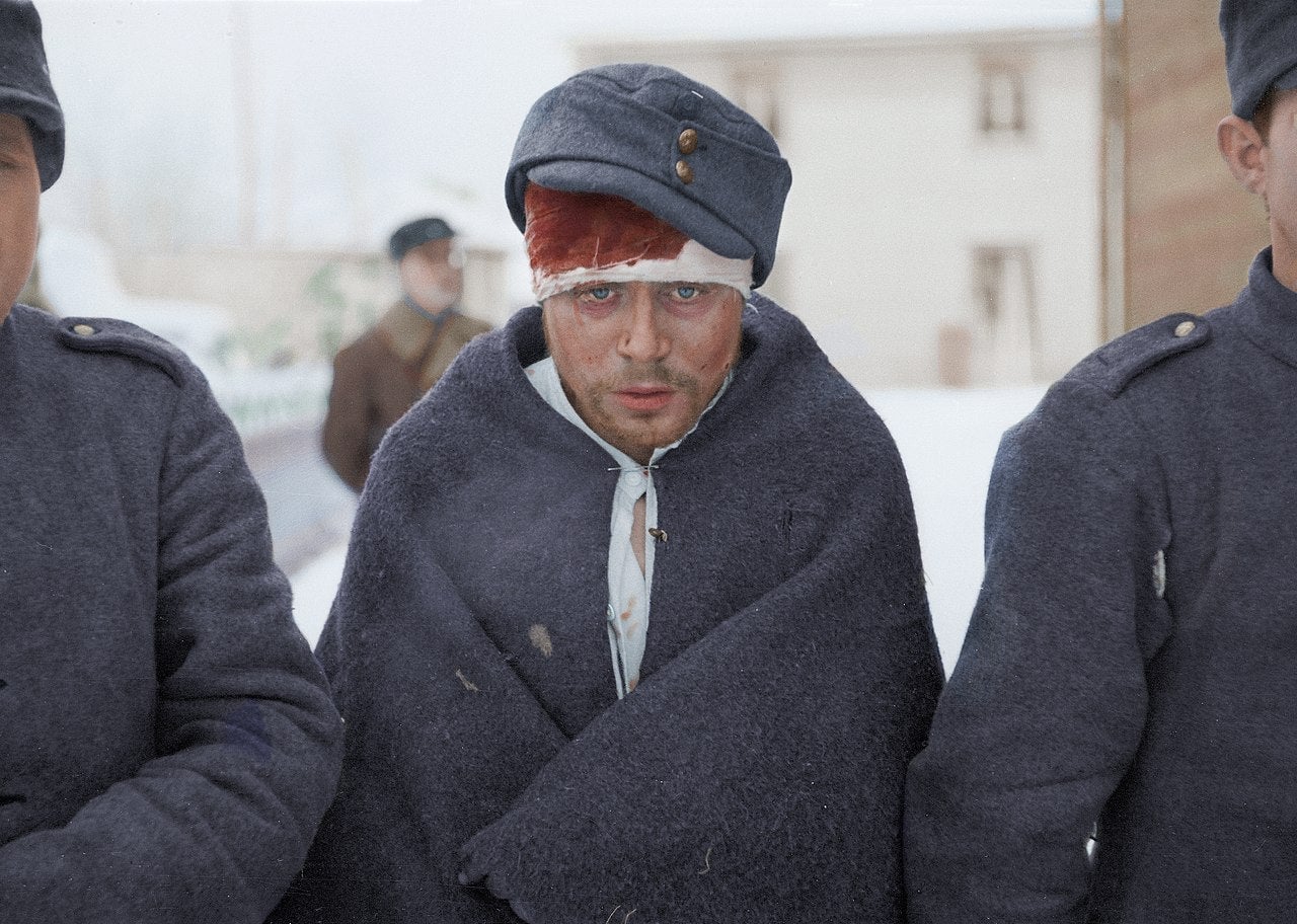 Prisioneros de guerra soviéticos vestidos con ropa nueva cerca del Círculo Polar Ártico en Rovaniemi en enero de 1940 (colorizada).