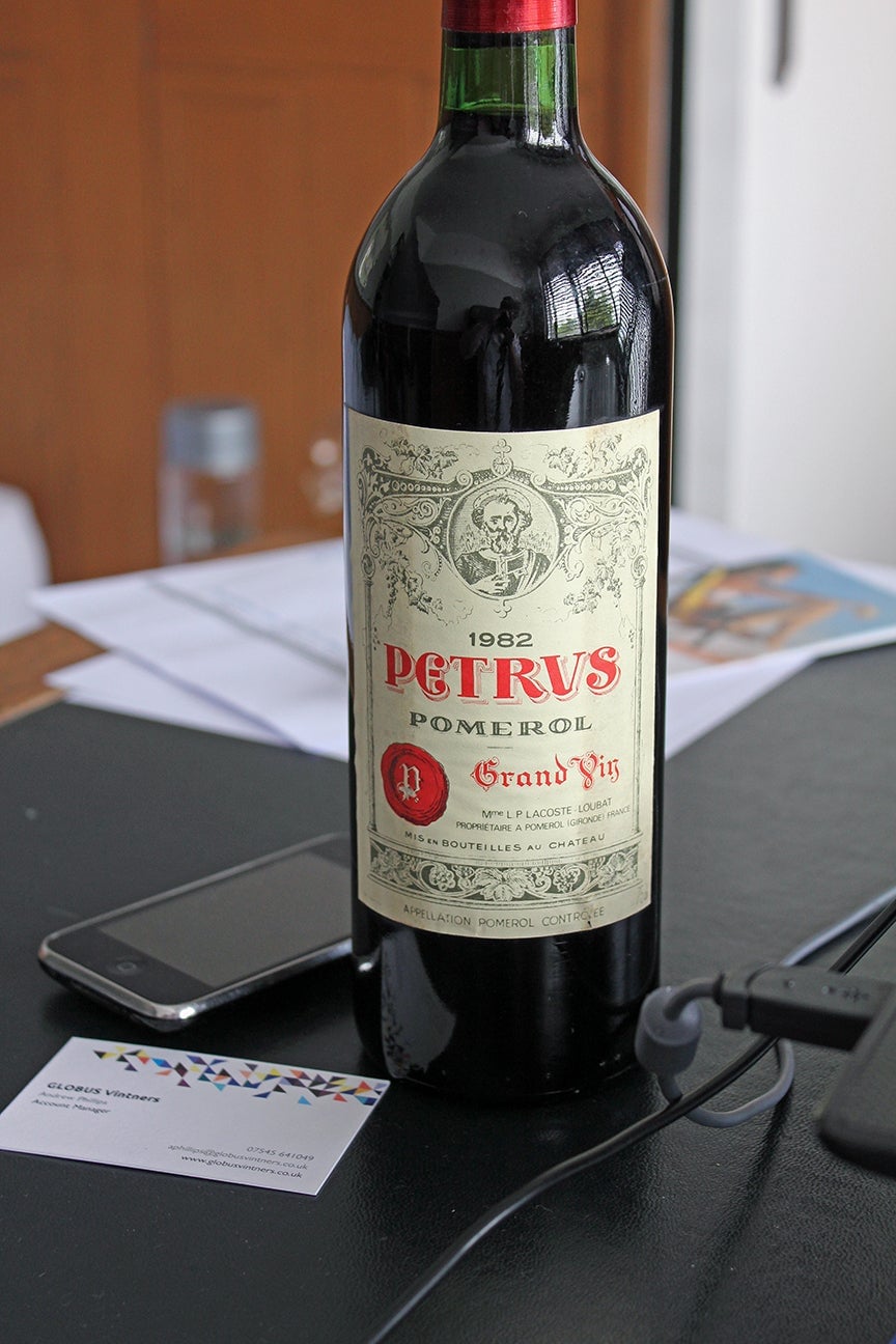 Una botella de vino Petrus 1982.