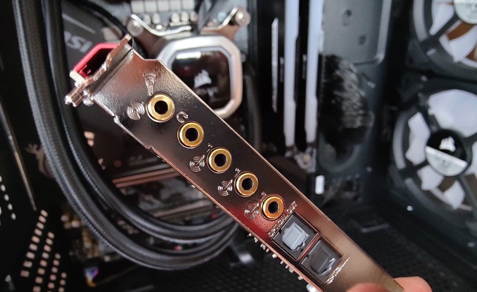 Un vistazo a los conectores de la Sound Blaster Z SE.