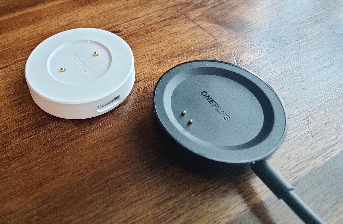 El disco de carga de los Huawei Watch, junto al del OnePlus Watch.