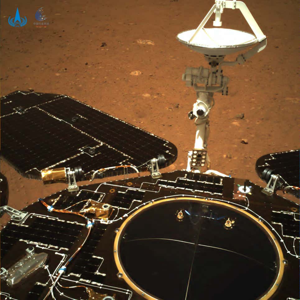 Los paneles solares de Zhurong se han desplegado, como revela la segunda imagen del rover.