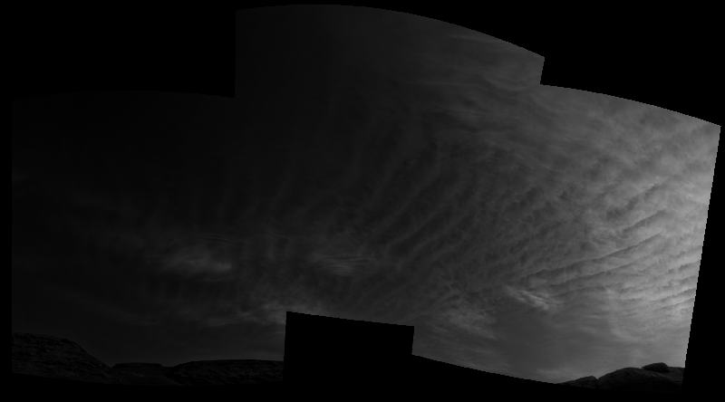 Usando las cámaras de navegación en su mástil, el rover Curiosity Mars de la NASA tomó estas imágenes de nubes justo después de la puesta del sol el 31 de marzo de 2021, el sol 3.075 o día marciano de la misión.