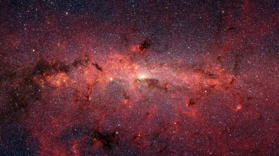 Es posible que haya mucha materia oscura al acecho en el centro de nuestra galaxia, la Vía Láctea.
