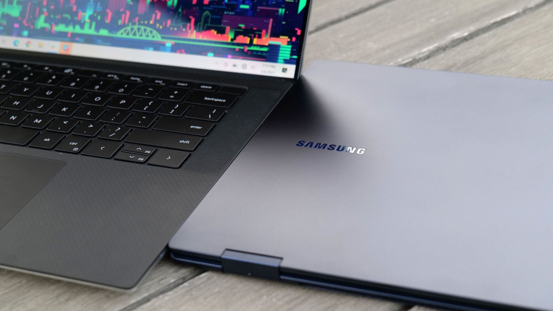 El Galaxy Book Pro de 15 pulgadas es mucho más delgado que el Dell XPS 15.