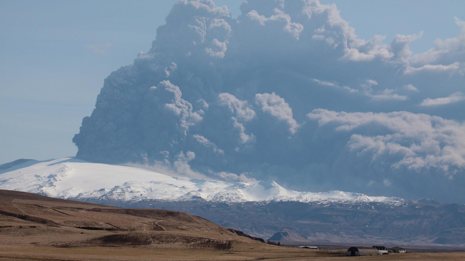 Nube de cenizas sobre el volcán islandés Eyjafjallajökull en 2010