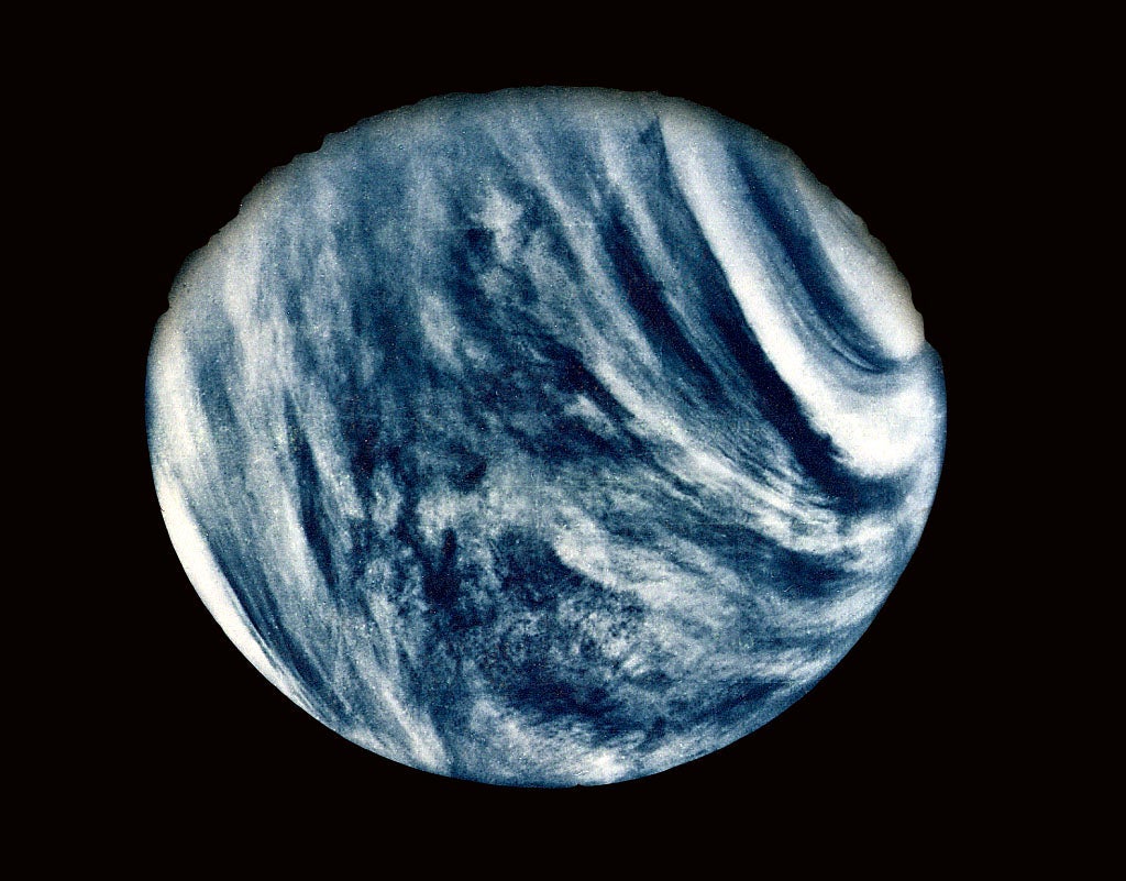Imagen tomada por la sonda Mariner 10 en 1974 donde se ve perfectamente la gruesa atmósfera del planeta.