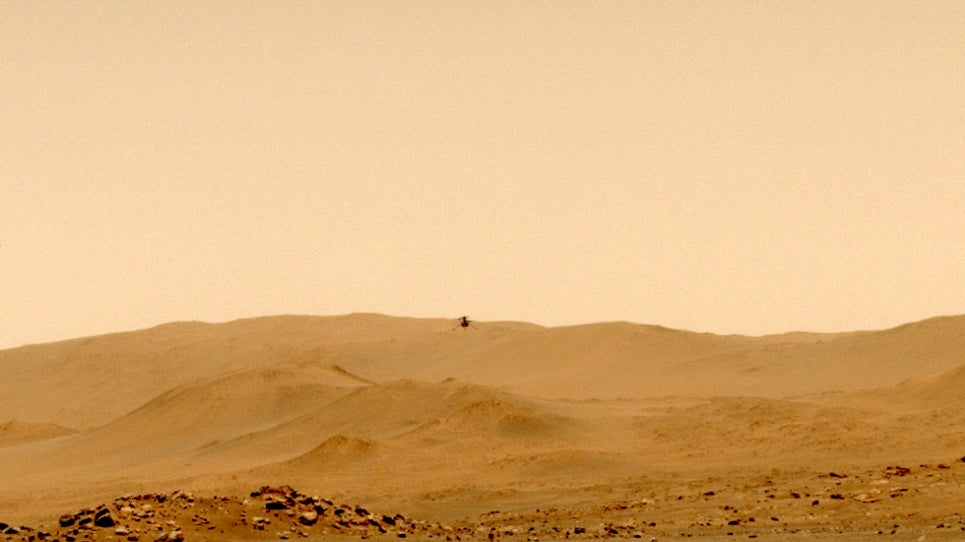 El Ingenuity en vuelo durante su quinto viaje al aire marciano.