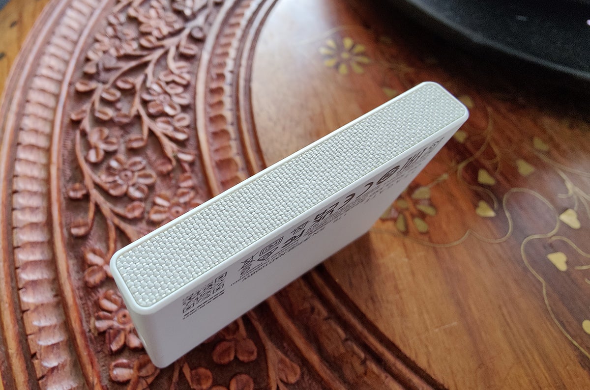 Los laterales tienen un acabado textil. El resto es aluminio.