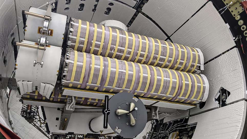 Los primeros dos de los seis nuevos paneles solares para la EEI siendo cargados en una nave espacial Dragon.