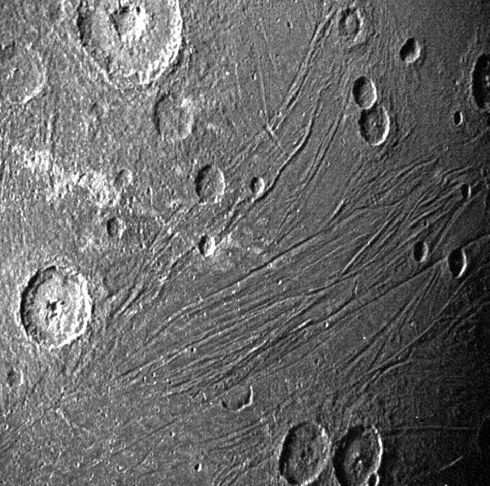 Una vista del lado oscuro de Ganímedes tomada por la cámara de la Unidad de Referencia Estelar de Juno durante el 7 de junio de 2021.