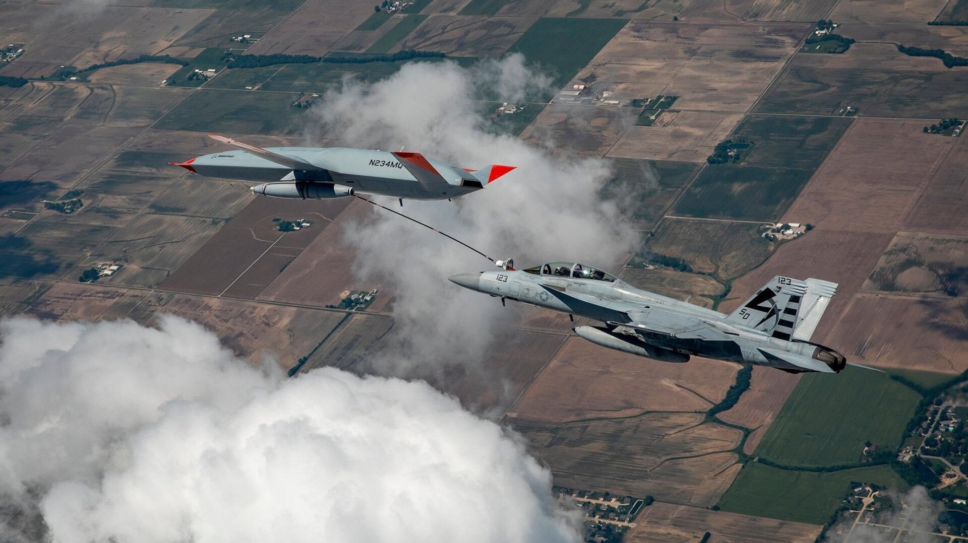El Boeing MQ-25 T1 y el caza F/A-18 Super Hornet