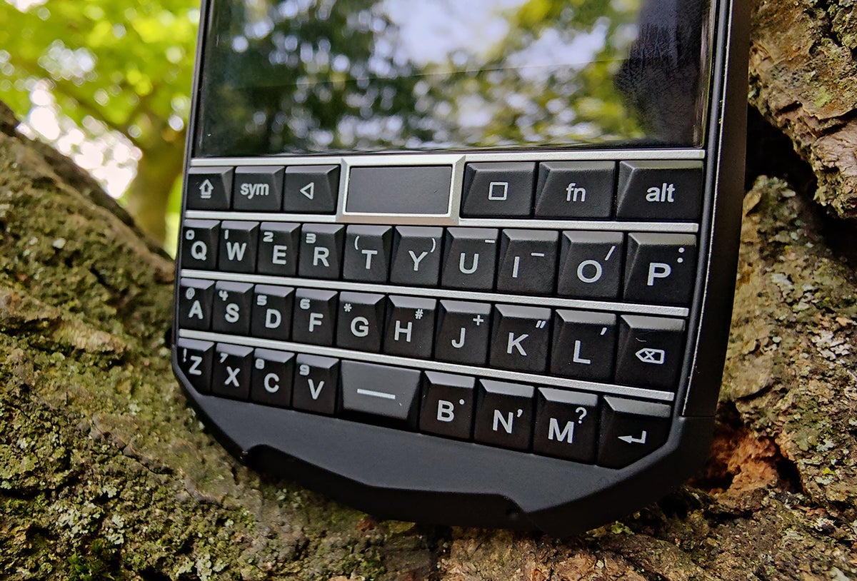 El teclado es competente e incluye soporte táctil para hacer scroll.