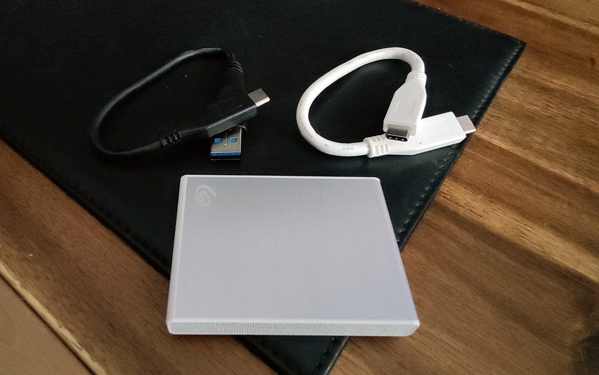El SSD viene con dos cables, uno USB-C a USB-C, y el otro USB-C a USB 3.
