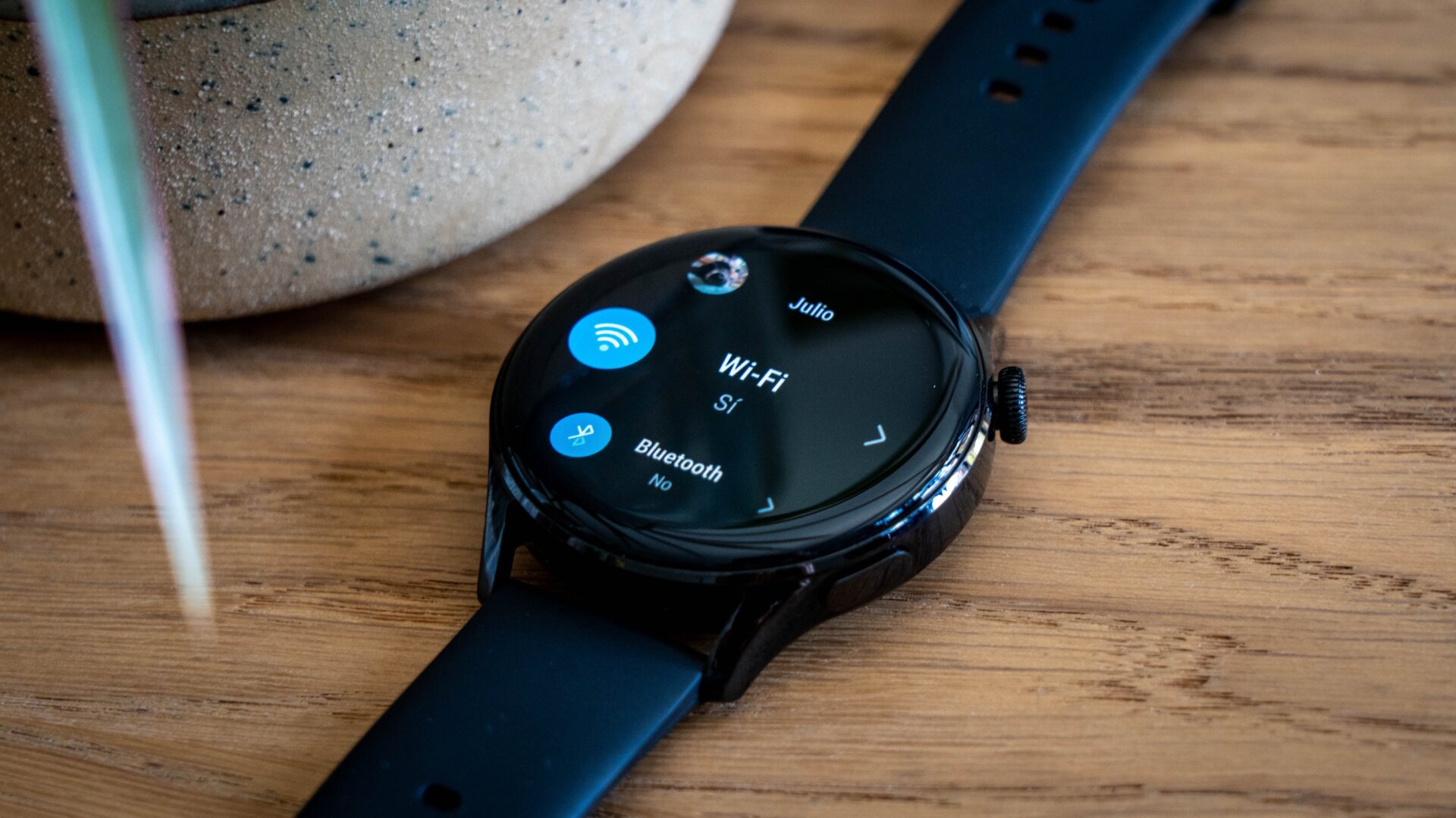 Los marcos de la pantalla están fusionados con el bisel redondeado del reloj de forma impecable.