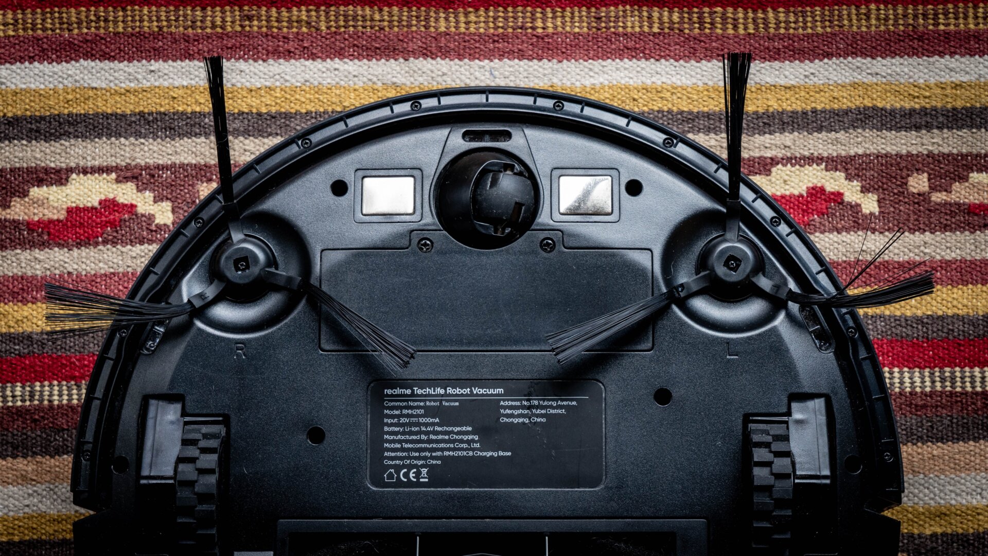 Los dos rodillos laterales ayudan a empujar la suciedad hacia el rodillo principal y facilitan la limpieza de zonas complicadas como las esquinas de las paredes. 