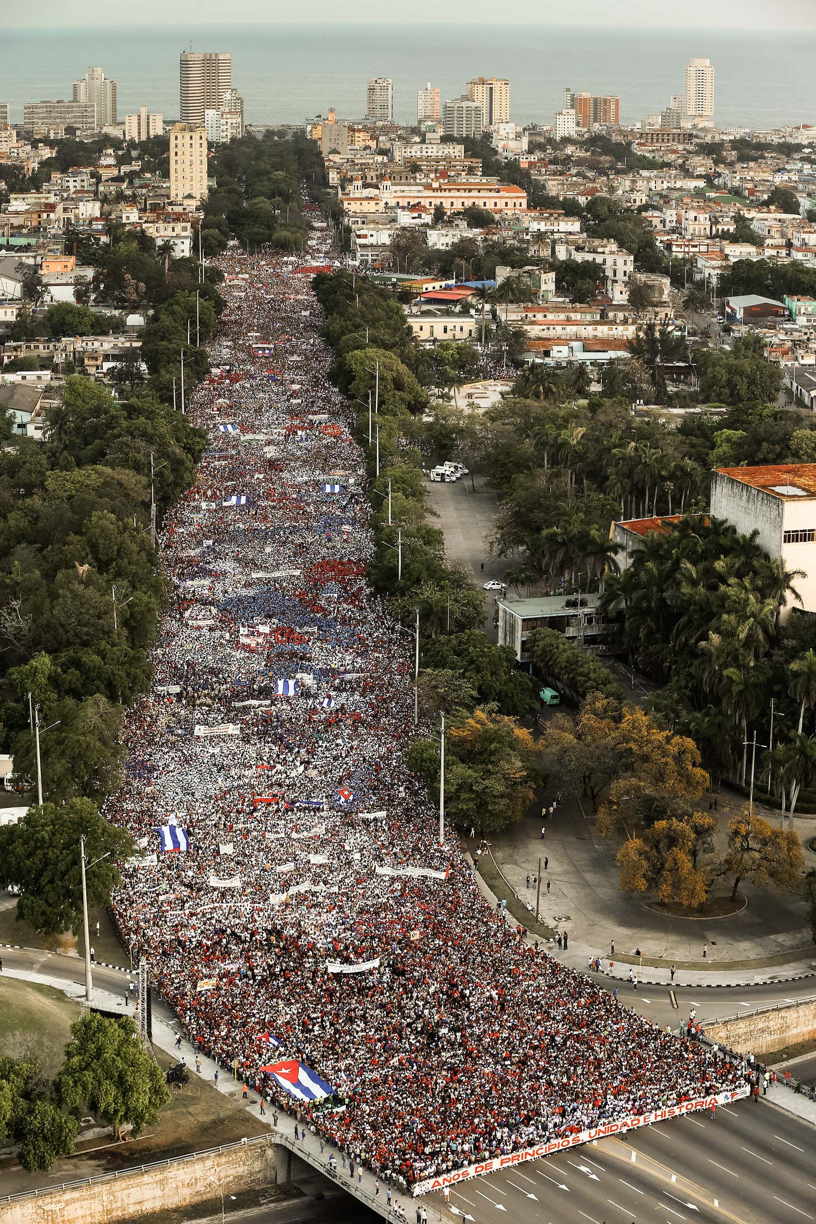 La gente marcha a la Plaza de la Revolución en La Habana para celebrar el Primero de Mayo, el 1 de mayo de 2018