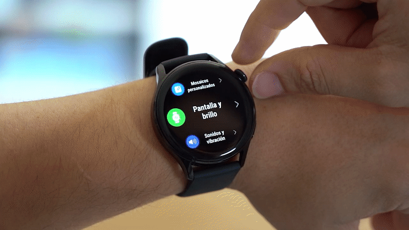 Puedes hacer scroll por los menús utilizando la corona giratoria del reloj. Aunque no se aprecie en el GIF, las animaciones se ven tremendamente fluídas.