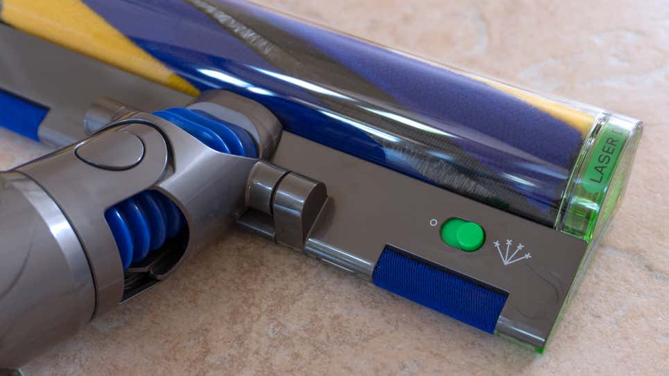 El láser se puede activar y desactivar con un botón, aunque no se me ocurre un caso en el que quieras desactivarlo. ¿No deslumbrar a los ácaros del polvo?