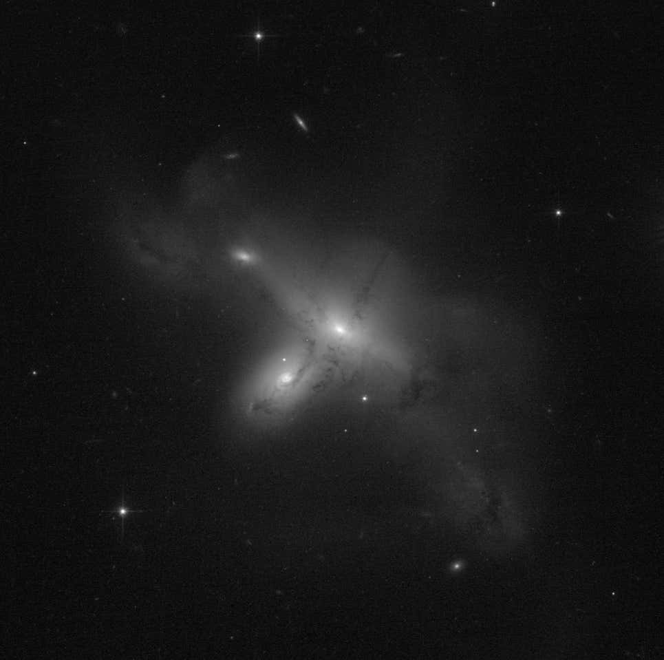 ARP-MADORE2115-273: un par de galaxias interactivas raras