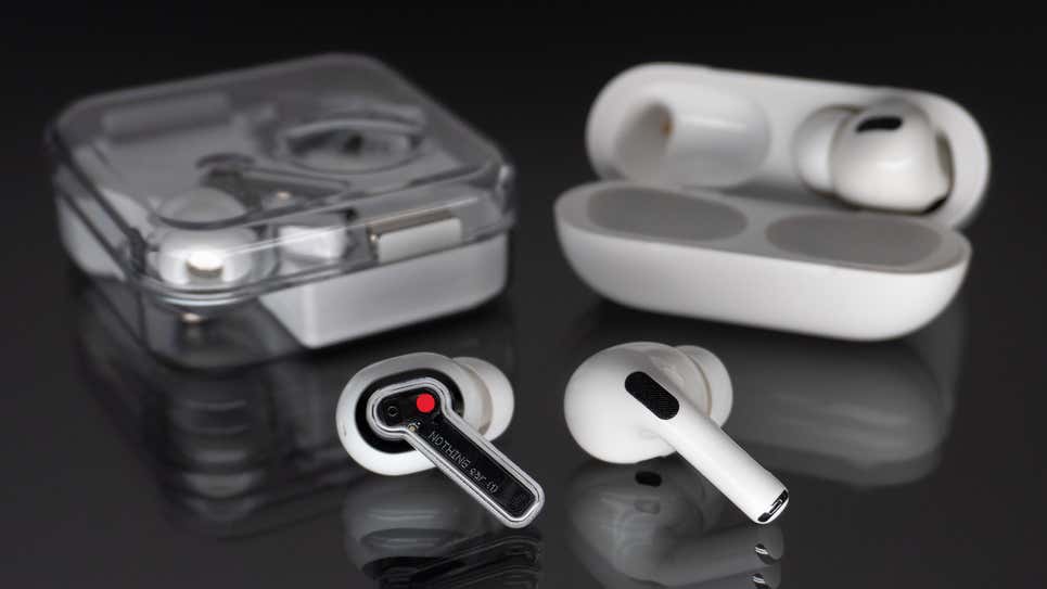 El diseño y la forma recuerda mucho a la de los AirPods Pro (derecha).