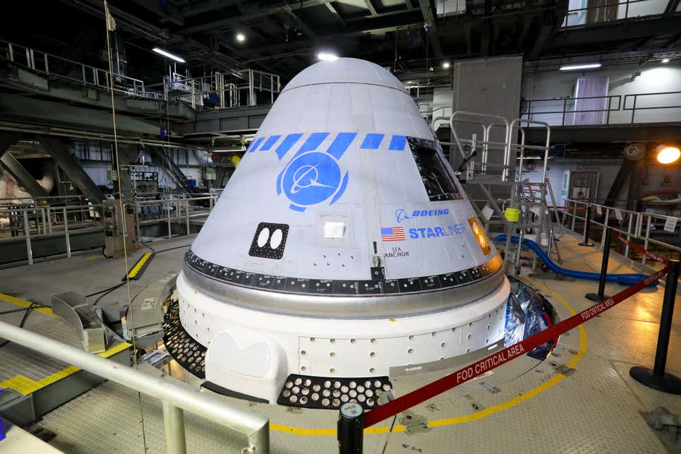 La Starliner dentro del hangar.