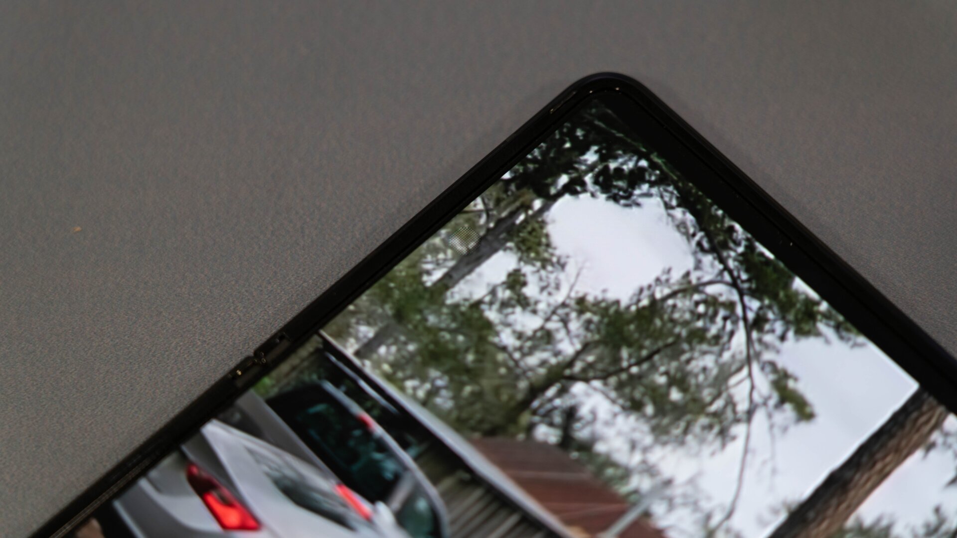 Amplia la foto para ver la cámara frontal debajo de la pantalla.