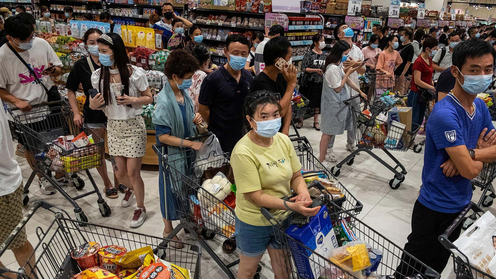 Personas hacen fila para pagar en un supermercado el 2 de agosto de 2021 en Wuhan, provincia de Hubei, China