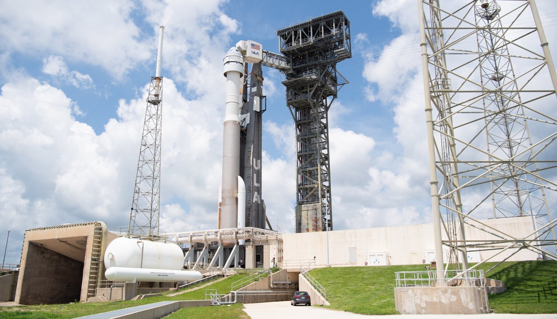 La cápsula CST-100 Starliner colocada encima de un cohete United Launch Alliance Atlas V.
