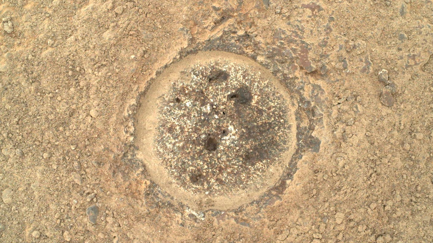 La superficie desgastada del piso lleno de cráteres, capturada por la cámara SHERLOC WATSON el 2 de agosto.