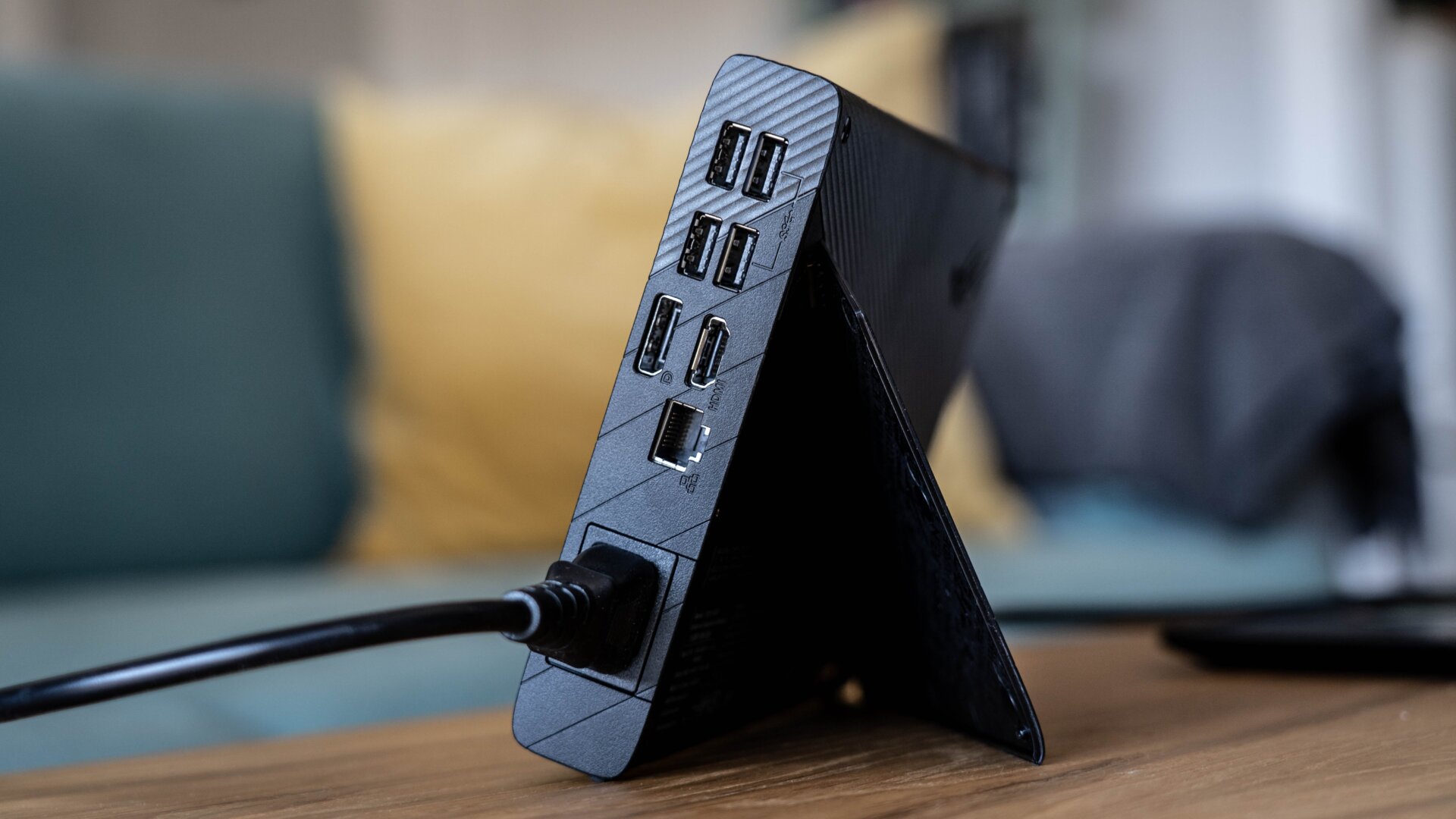 La GPU externa tiene una pequeña pestaña que permite colocarla en vertical. Se echa en falta algún USB-C.
