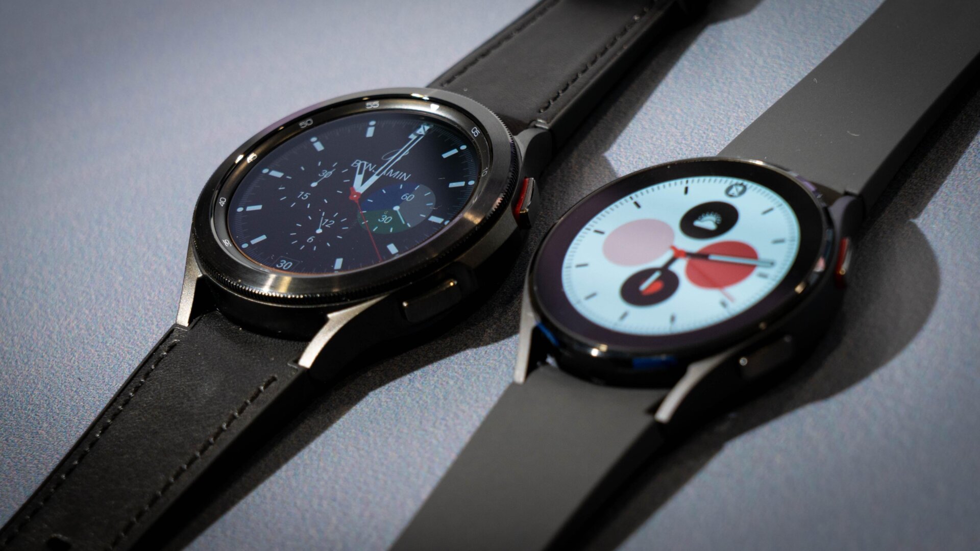 Watch 4 Classic (izquierda) y Watch 4 (derecha)