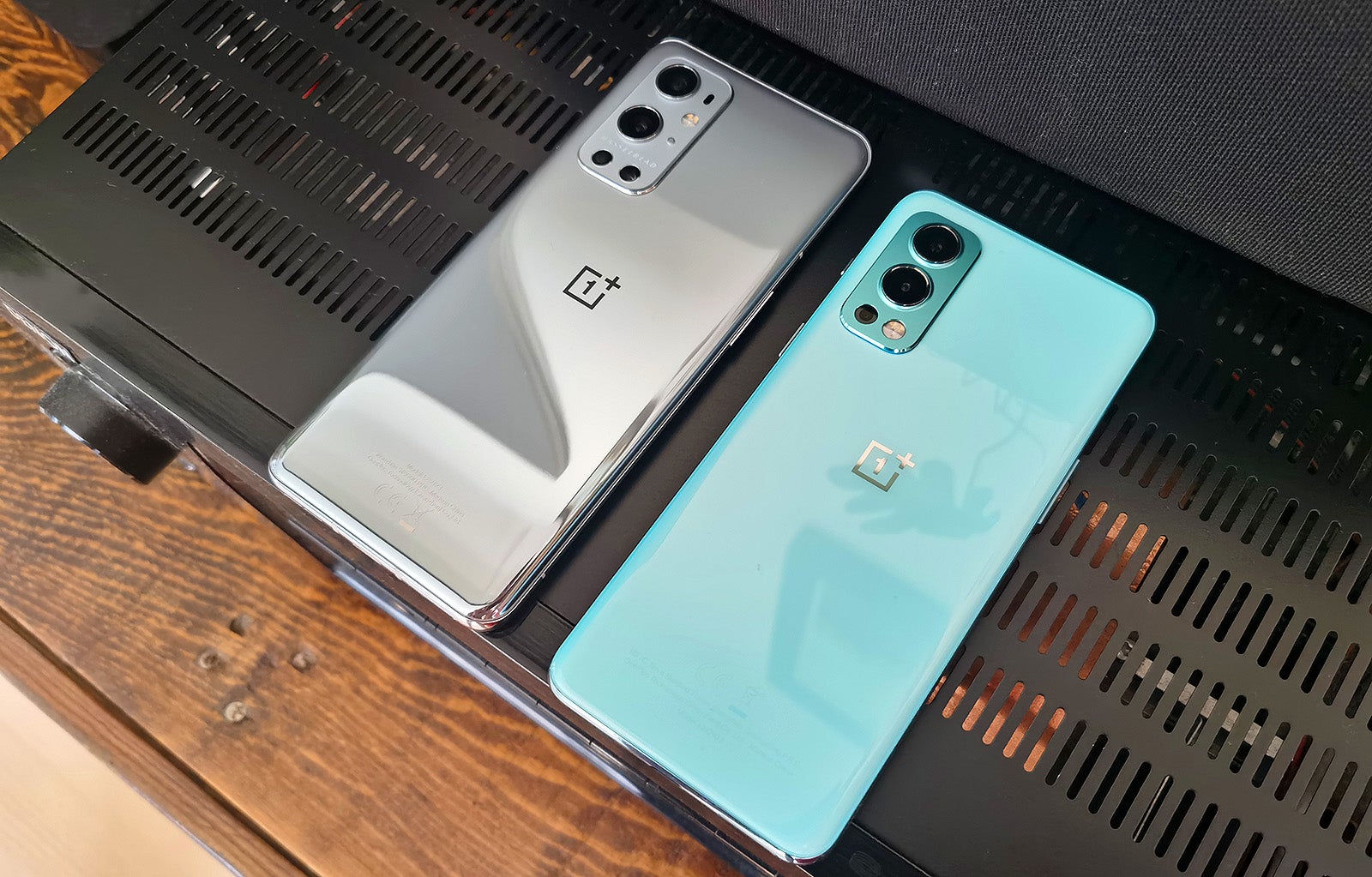 El OnePlus Nord (en azul), comparado con su primo mayor, el OnePlus 9 Pro.