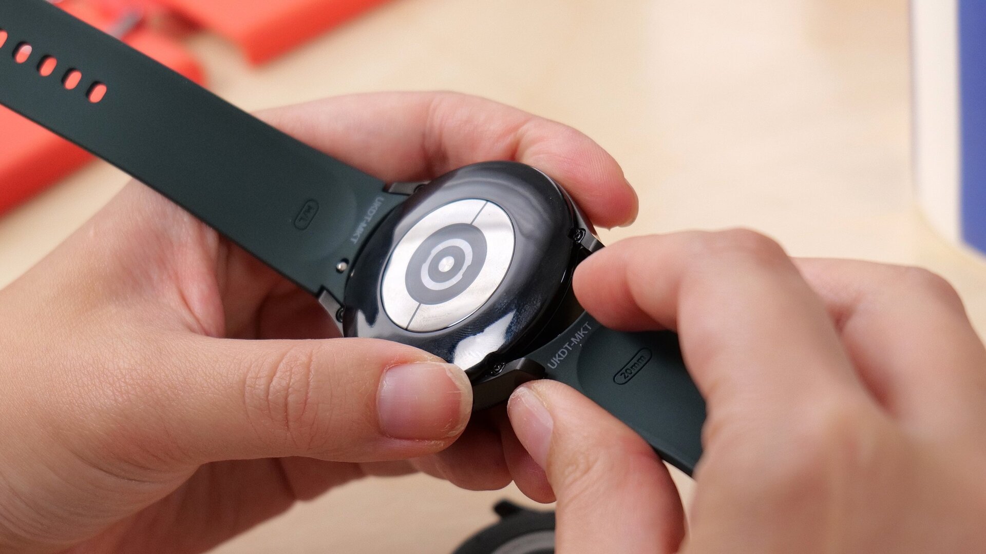 Intercambiar las correas tiene su truco, pero después de varios intentos acabas pillándolo.