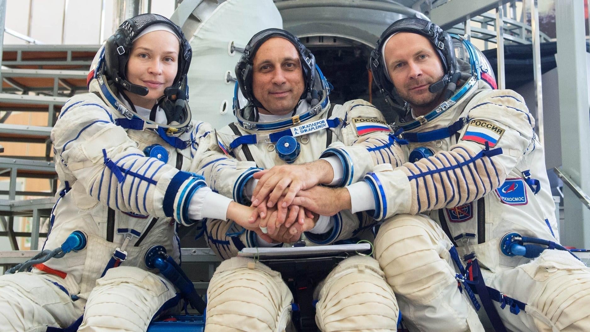 Miembros de la misión ISS-66. De izquierda a derecha: la actriz Yulia Peresild, el comandante Anton Shkaplerov y el director de cine Klim Shipenko