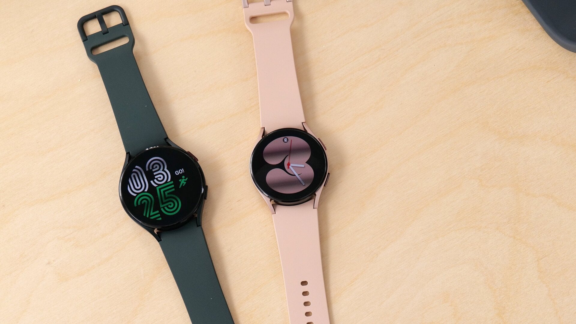 Dos relojes Galaxy Watch 4.