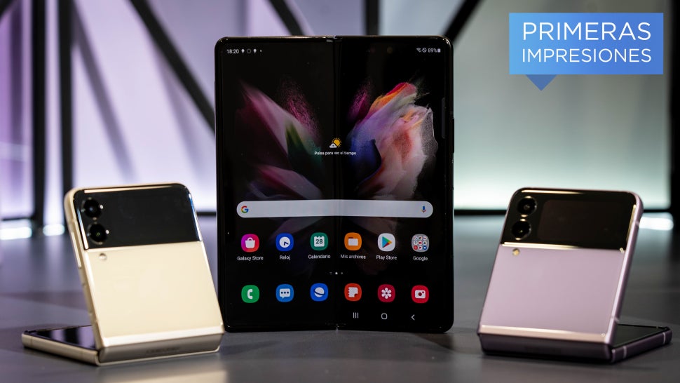 El Samsung Galaxy Fold 3 escoltado por dos Galaxy Flip.