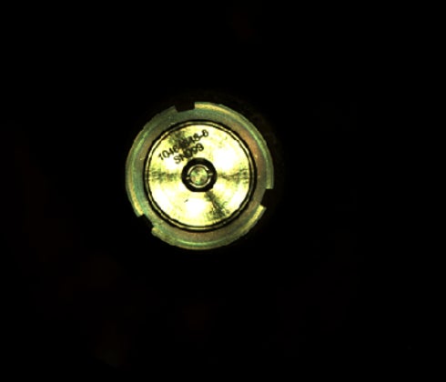 La primera muestra con núcleo de Perseverance de roca de Marte está sellada dentro de su tubo contenedor de titanio en esta imagen tomada por la cámara del sistema de muestreo y almacenamiento del rover. La imagen fue tomada el 6 de septiembre de 2021