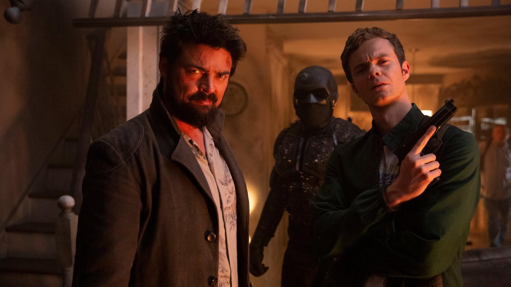 Billy Butcher (Karl Urban), Black Noir (Nathan Mitchell), y Hughie Campbell (Jack Quaid) en la temporada dos de The Boys