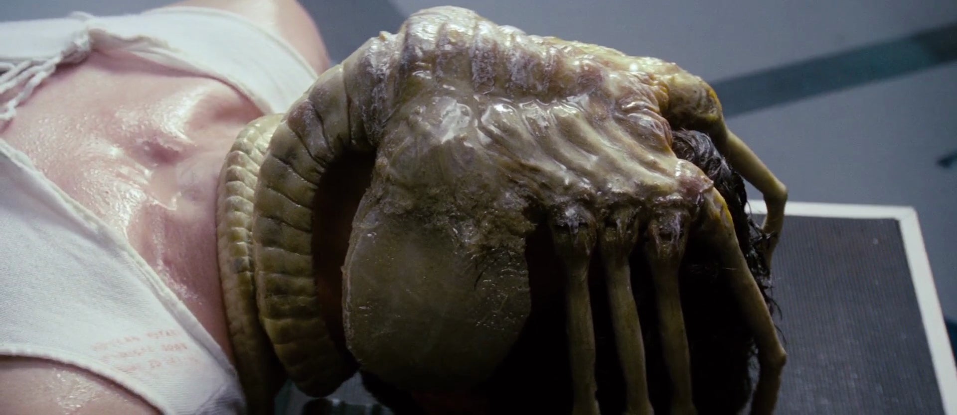 El pobre de Kane, con un face hugger pegado a él.
