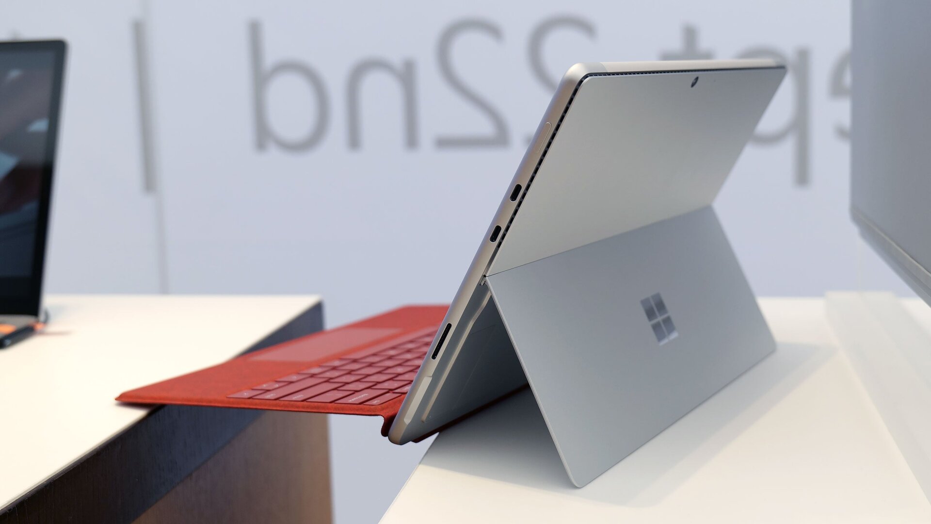 Hay una toma de audio de 3,5 mm en el otro lado, así que no te preocupes por perder el soporte para auriculares con cable